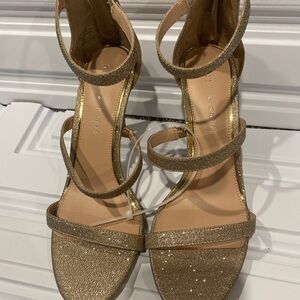 Kelly & Katie Womens size 8  Gold Heels